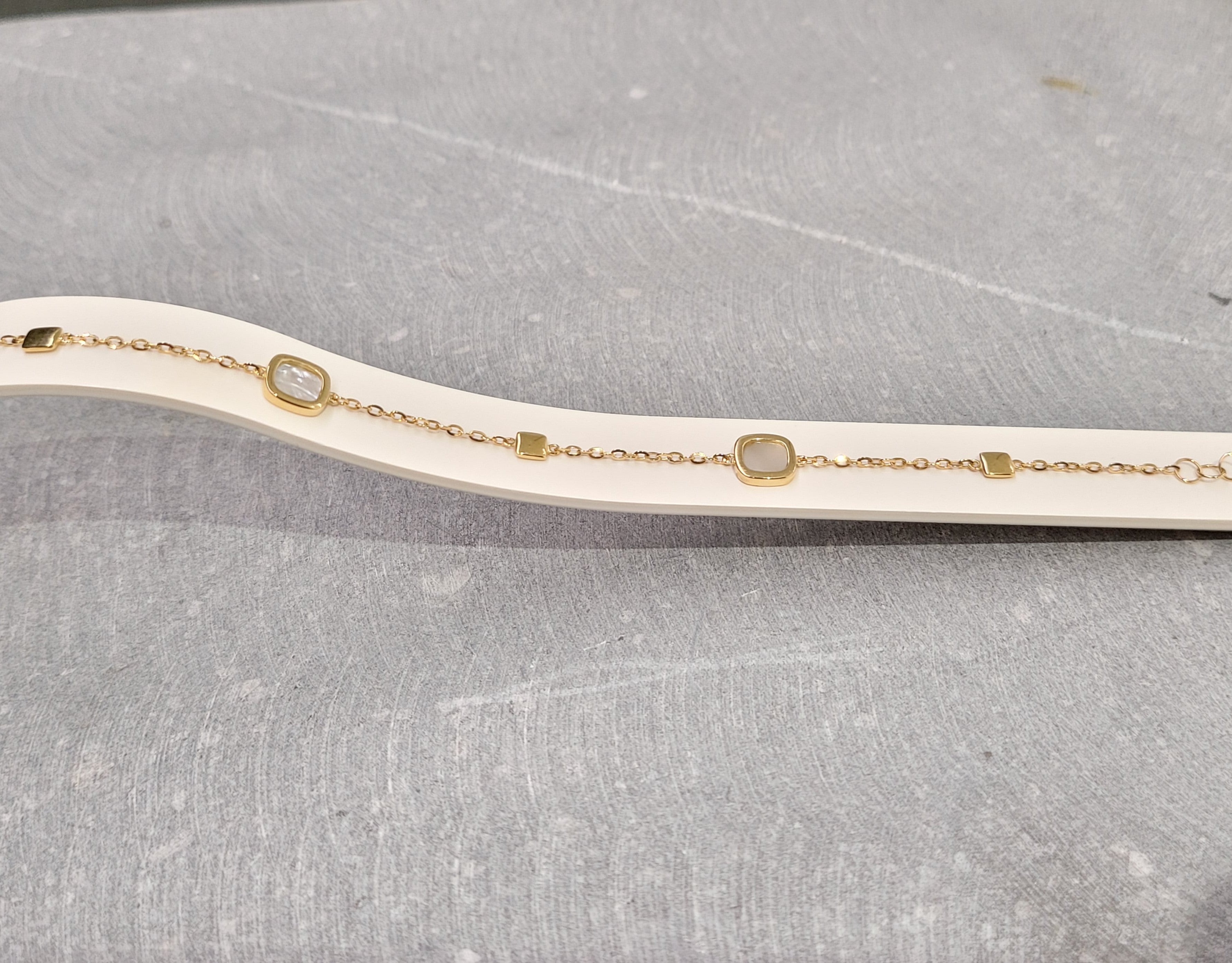 Bracelet en or jaune 18ct et nacre 345-21