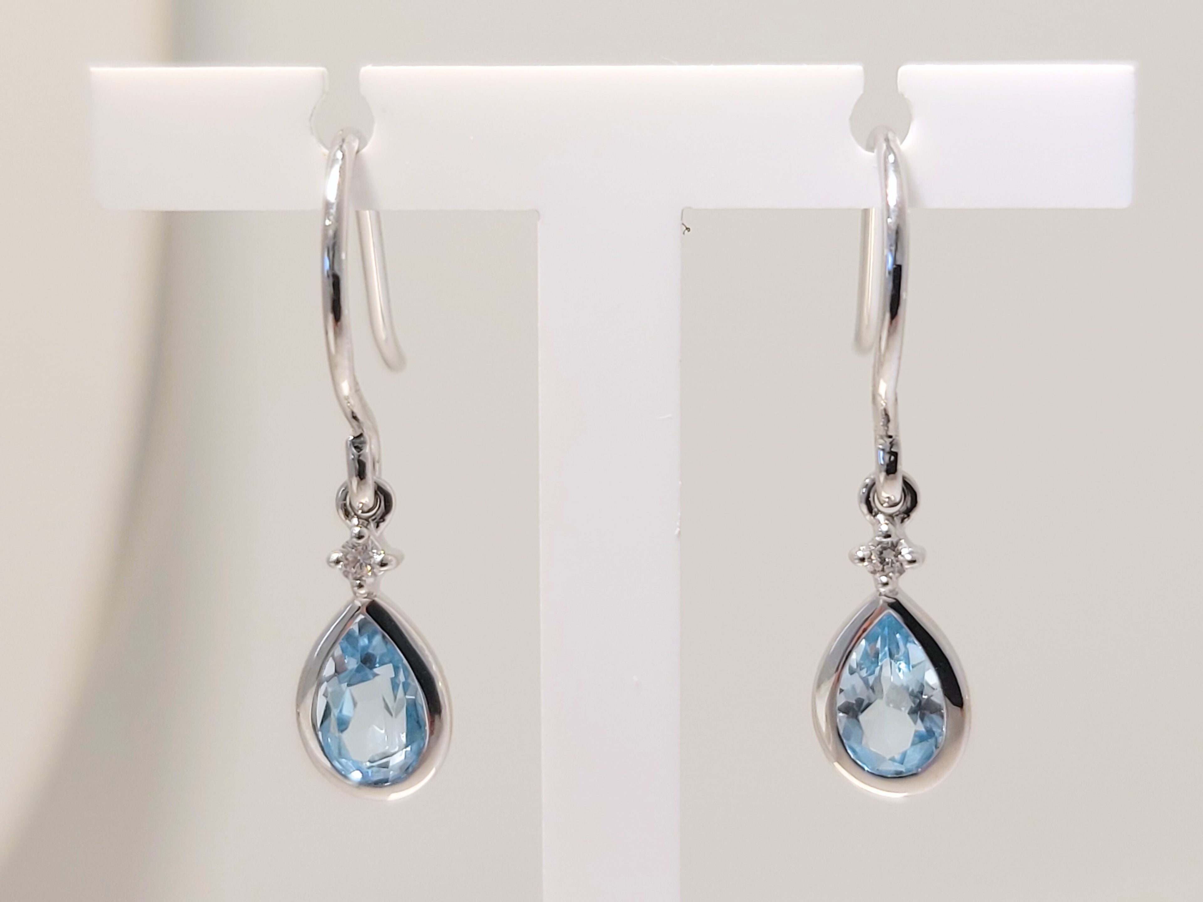 Boucles d'oreilles en or blanc 18ct topaze bleu 383-71