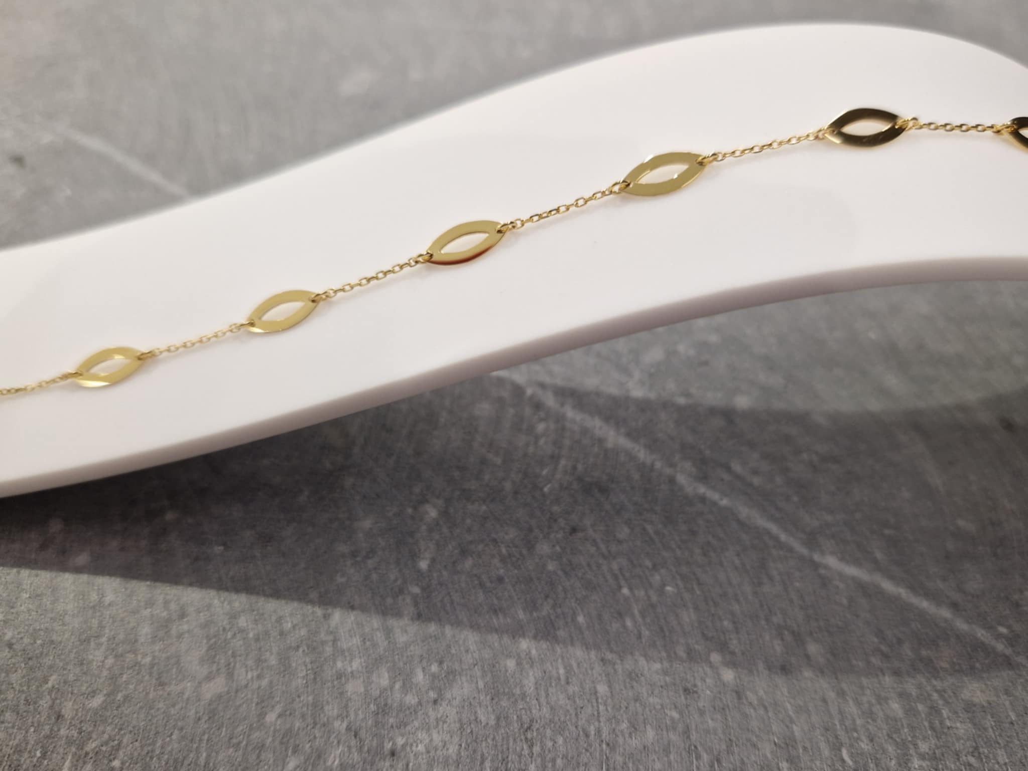Bracelet en or jaune 9ct et 7 navettes 10x4 440-52