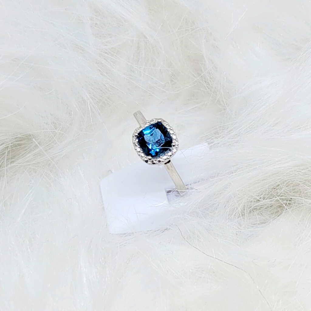 Bague en or blanc 18 ct et topaze london 307-101