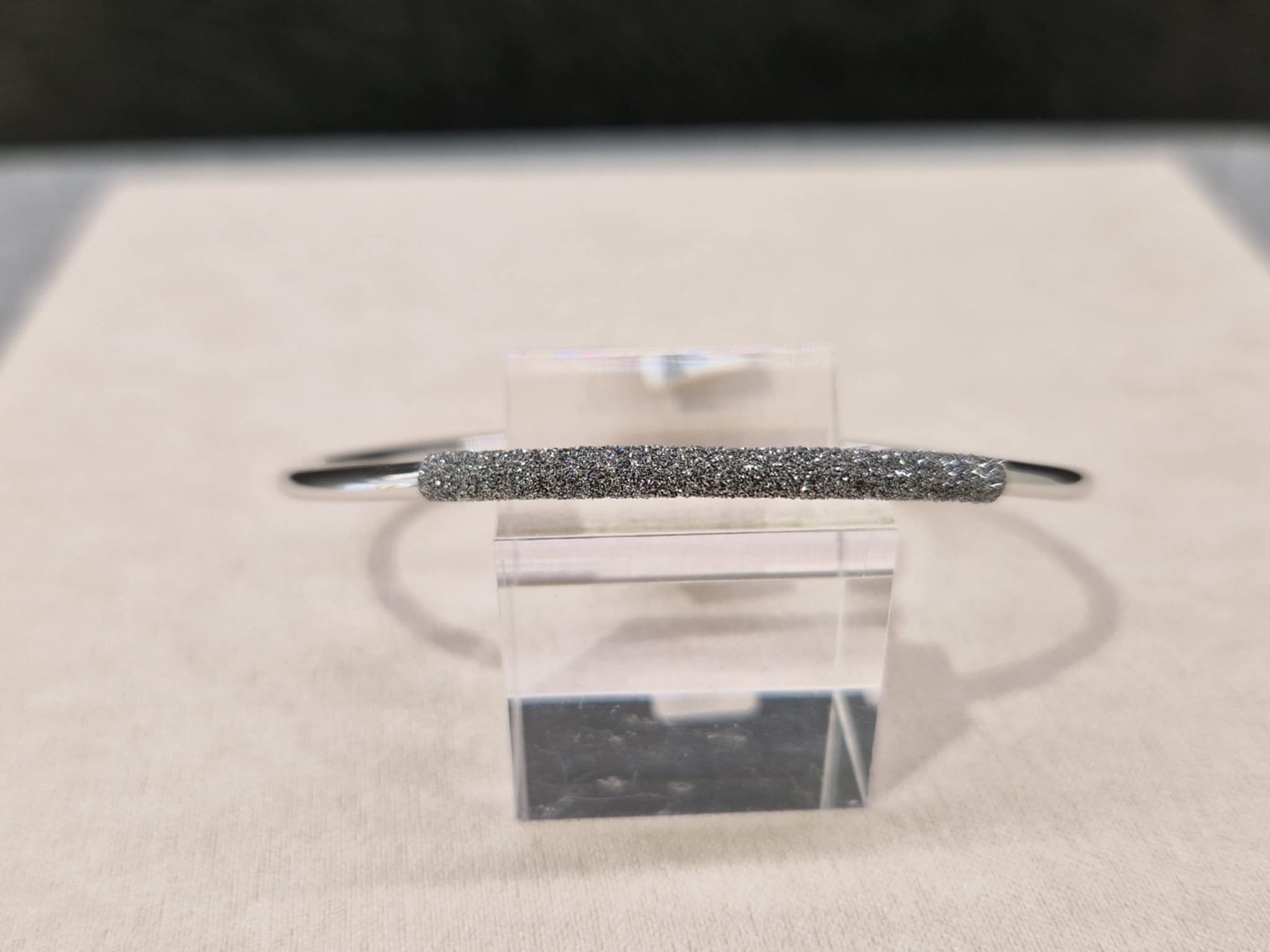 Esclave Pesavento en or blanc et diamants 344-10